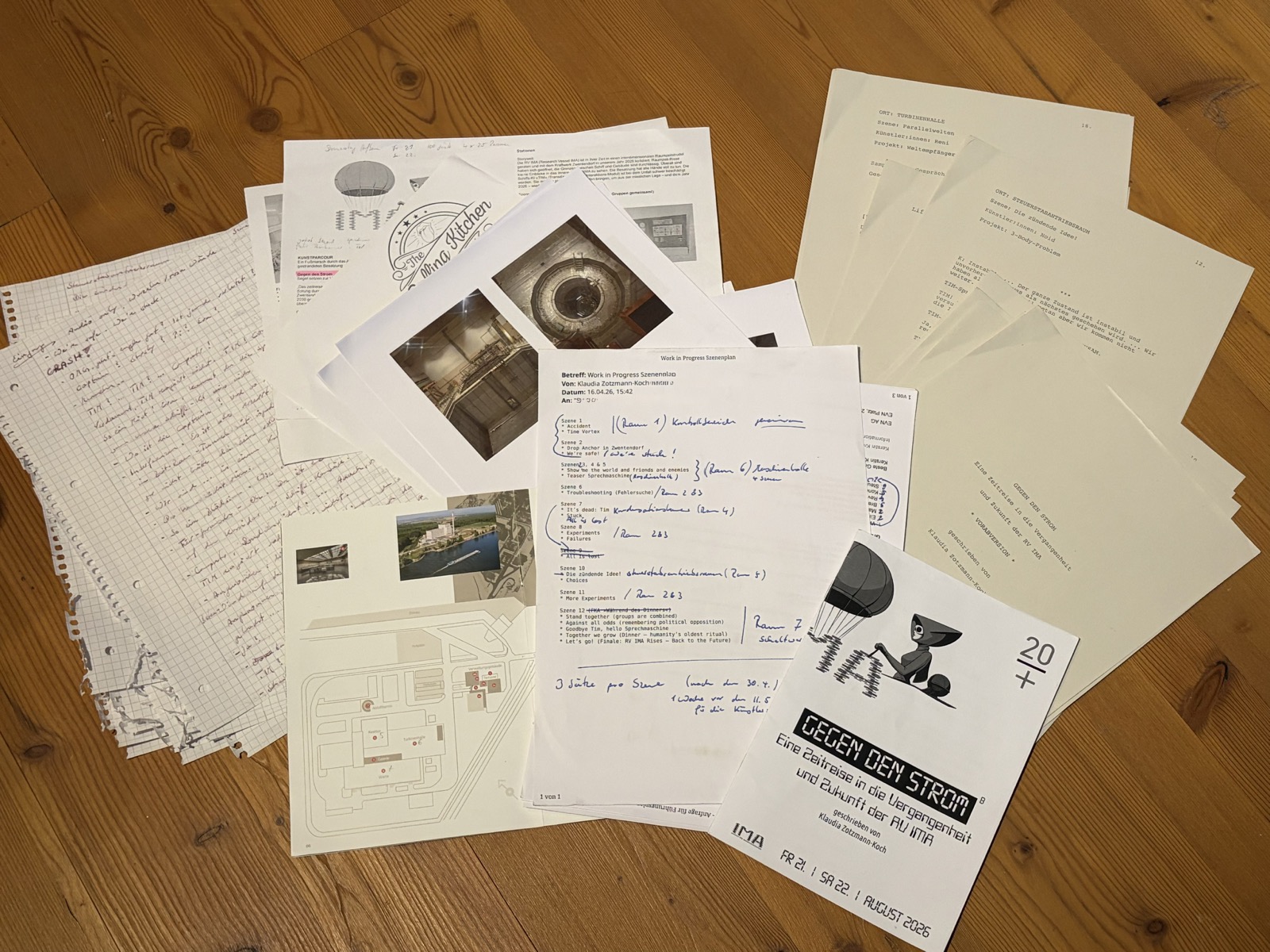 Foto der handgeschriebenen Manuskriptseiten sowie der Konzeptarbeit für das Stück "Gegen den Strom"
