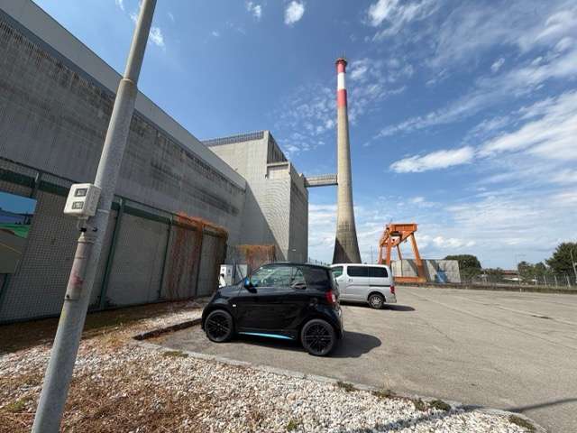 Foto eines schwarzen Elektro-Smarts, der vor dem AKW Zwentendorf an der Ladesäule hängt