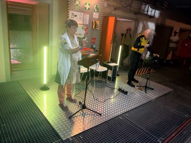 Foto von Cordula Böhsze und Günther Gessert mit zwei Thereminen bei der Revisionsöffnung