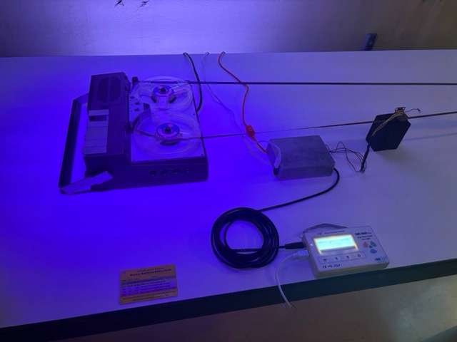 Foto des Tonbandgeräts, der Installation von Sandro Nicolussi