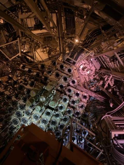 Im Steuerstabantriebsraum: Foto von unten in die Röhren der Brennelemente
