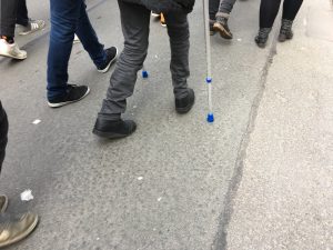 Anti-Artikel13-Demo in Köln - Mensch auf Krücken