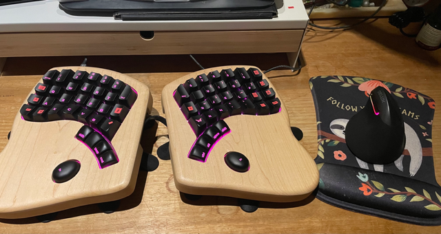 Foto meiner Keyboard.io-Model10-Tastatur, daneben eine Vertikalmaus