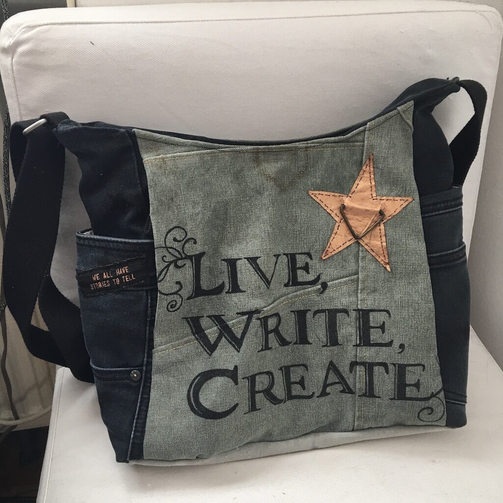Foto einer selbstgenähten Tasche mit Aufschrift "Live, Write, Create"