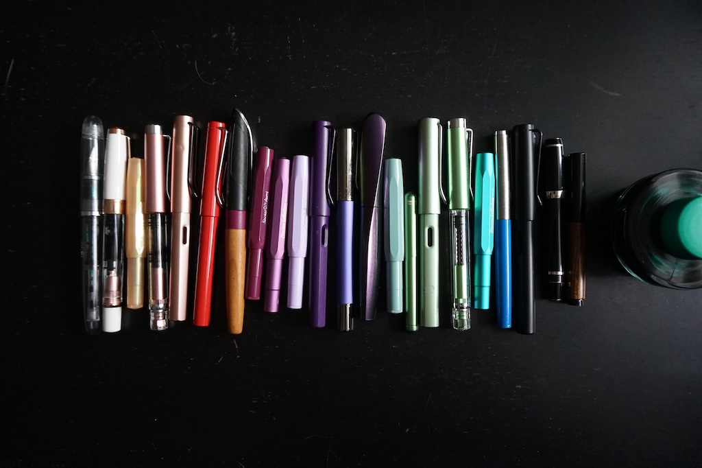 Foto einer Reihe von Füllfederhaltern