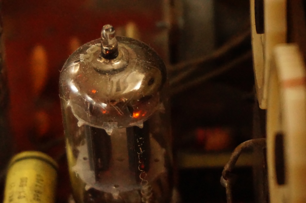 Foto einer Röhre mit glühenden Drähten